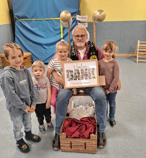 Die Kita Am Papenbusch hat sich jetzt von ihrem langjährigen Haus�meister Kevin Roberts verabschiedet. Seit 1996 war das Multitalent mit Herz im Einsatz. Nun heißt 
es nach fast 30 Jahre: „Auf Wiedersehen“. Mit einer bunten Zirkusvorstellung und Liedern verab�schieden sich die Kinder von Kevin Roberts. Viele Kolleginnen und Kollegen erinnern sich an die 
gemeinsame Zeit: „Er war immer da, wenn wir ihn brauchten.“ Das Team wünscht Kevin Roberts alles Gute: „Danke für alles und einen erfüllten Ruhestand, 
voller neuer Abenteuer wünschen die Großen und die Kleinen der Kita Am Papenbusch. Foto:  Monika Mielniczuk 