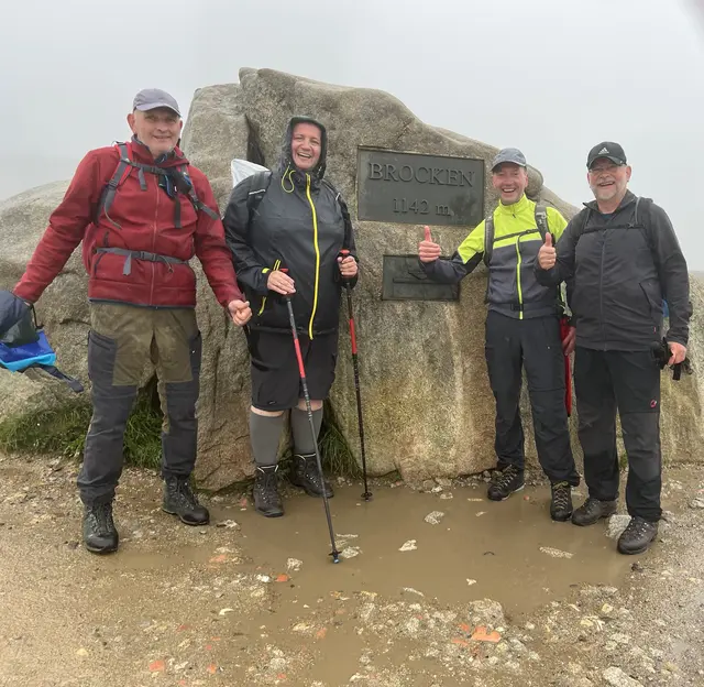 In der letzten Woche wanderten die Hüingser Bergvagabunden über 80 km durch den Harz.  Der Wanderweg führte durch die 3 Bundesländer von Niedersachsen, Thüringen und Sachsen-Anhalt.  Der Nationalpark Harz ist ein sehr schönes Wandergebiet und so führte es die Gruppe über gut ausgeschilderte Wege und Pfade entlang von Bachläufen, WasserWanderwegen und traumhaften Tälern wie dem zauberhaften Ilsetal und dem „Heinrich-Heine-Weg“, wo es auch viele Feuersalamander zu sehen gab.  Weiter ging es auch durch das Bodetal mit einer spektakulären Aussicht in das 200m tiefe Tal und schroffe Gesteinsformationen bis auf den Berg. Als Höhepunkt ging es auch auf den 1142m hohen Brocken, den es über einen 17km langen Weg zu besteigen galt. Wie an 300 Tagen war aber auch an dem Aufstiegstag das Wetter nieselhaft und bot nur geringe Sicht in das weite Umfeld. „Wir freuten uns, wieder einmal ein neues Wandergebiet kennengelernt zu haben, was wir auch interessierten Wanderern gerne und gut empfehlen können“ wo Wolfgang Exler. Auf dem Foto (v.l.): „Anteck“ Schulte, Dirk Hallerberg, Markus Scholz und Wolfgang Exler. Fotorechte: Exler