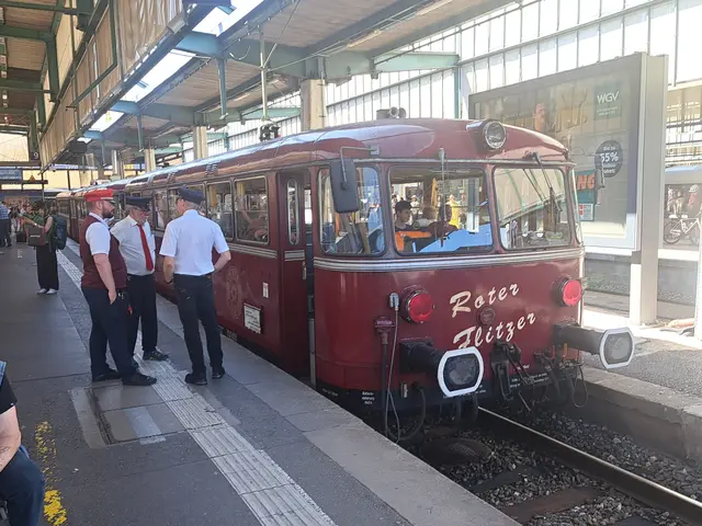 Ein Roter Schienenbus, der Rote Flitzer, stand gestern im Stuttgarter Bahnhof für Zugfahren bereit. 
Ein schönes, älteres Stück Eisenbahngeschichte. | Foto: Patrick Jost