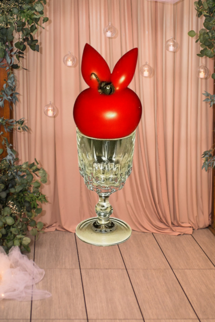 Tomate ist echt, Hintergrund habe ich ausgetauscht.