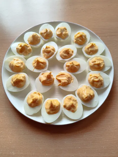 Ich liebe gefüllte Eier. Leider gab es diese schon lange nicht mehr. Heute habe ich welche gemacht - ohne Vorplanung, denn sonst wären da noch Kräuter usw. drin. Auch der "Kaviar für Arme" fehlt hier. 😄 | Foto: Martina Reichelt