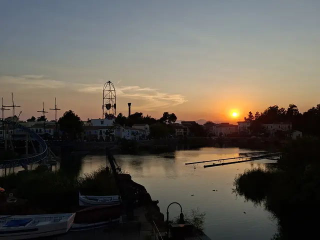 Einfach magisch, wenn über dem spanischen Freizeitpark Port Aventura die Abendsonne untergeht. Der Park selbst punktet mit tollen Bahnen und der besten Thematisierung in Europa nach dem Disneyland Paris. 
Im zweiten Park, dem Ferrari Land steht die aktuell zweithöchste Achterbahn der Welt. Mit 180 Km/h wird man hier in einen 112 Meter hohen Top Hat katapultiert. Die Achterbahn ist auf dem Bild im Hintergrund zu sehen. | Foto: Patrick Jost