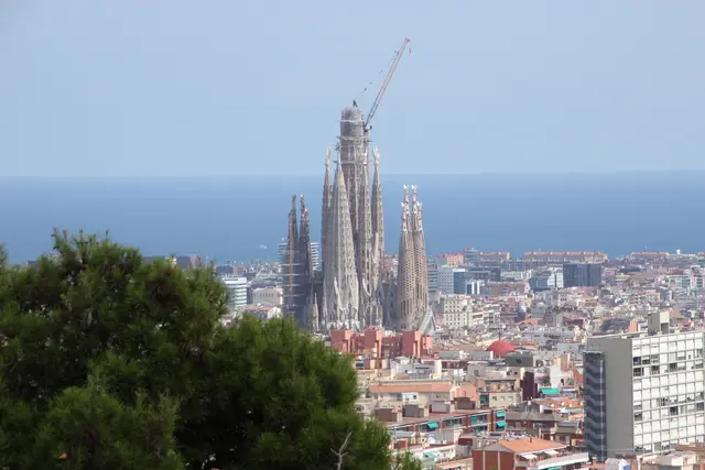 Die Sagrada Familia ist eines der bedeutensten und spannensten Sakralbauwerke der Welt. Die nach den Plänen von Architekt Antoni Gaudí entworfene Kirche ist so detailreich, dass sie bis heute unvollendet ist. 
Bin mal gespannt was eher fertig wird. Die Sagrada Familia oder der Stuttgarter Hauptbahnhof. | Foto: Patrick Jost
