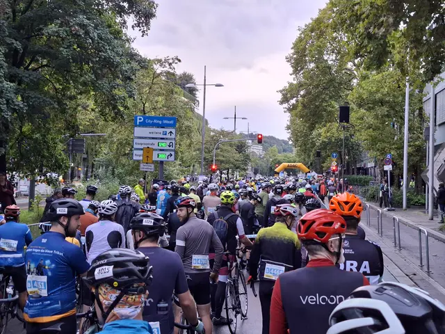 Am Sonntag fuhr ich das Brezel Race in Stuttgart mit. Bei dem Jedermann-Radrennen galt es 650 Höhenmeter auf einer Strecke von rund 60 Kilometer zu absolvieren. Nach einem neutralisiertem Start führte die Strecke am Wasengelände vorbei (wo schon fleißig das Volksfest aufgebaut wird) und hügelig durch die Weinberge einmal um den Stuttgarter Talkessel drum herum. Am Ende stand ein 28,6er Schnitt auffem Tacho.