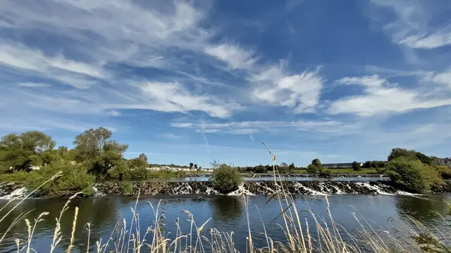 ... aber nicht nur die Ruhr, sondern auch das Wetter am Freitag, vor allem aber Bernd Dröse aus Essen, der sich auf den Weg nach Hattingen gemacht hat. Dieses Foto entstand auf unserer kleinen Radtour, am Stauwehr bei Birschel Mühle. Mehr dazu in Kürze als Beitrag.