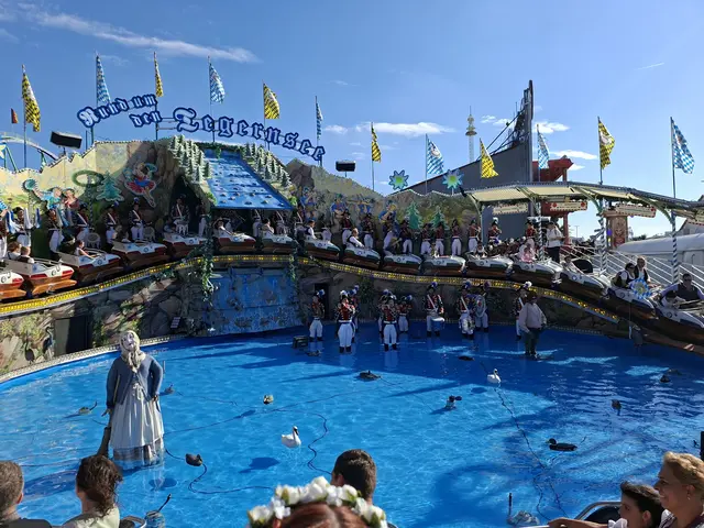 Eine Musikkapelle spielt im Wasser des Tegernsees. Ein Konzert im Karusell. Einfach schön.  | Foto: Patrick Jost