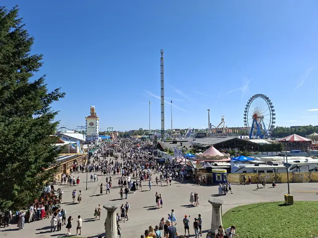 Am Wochenende startete endlich wieder das Oktoberfest in München. Dieses lockt wie jedes Jahr mit einer grandiosen Beschickung, gigantischen Bierzelten und vielen Leckereien. Die Preise sind teilweise hoch, teilweise völlig im Rahmen wenn man mit anderen Kirmesplätzen oder auch Festivals vergleicht. Also O'zapft ist :). | Foto: patrick jost