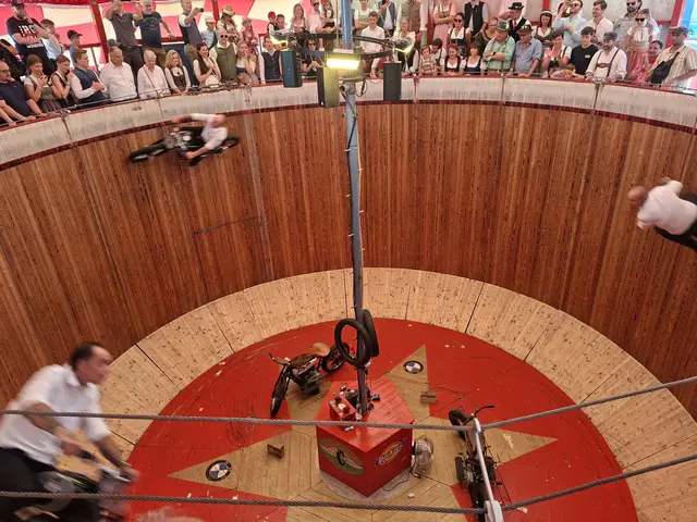 Die Steilwandfahrer des Motodrom begeistern mit ihrer Show das Wiesnpublikum. Jedes Jahr ein Pflichtbesuch. | Foto: Patrick Jost