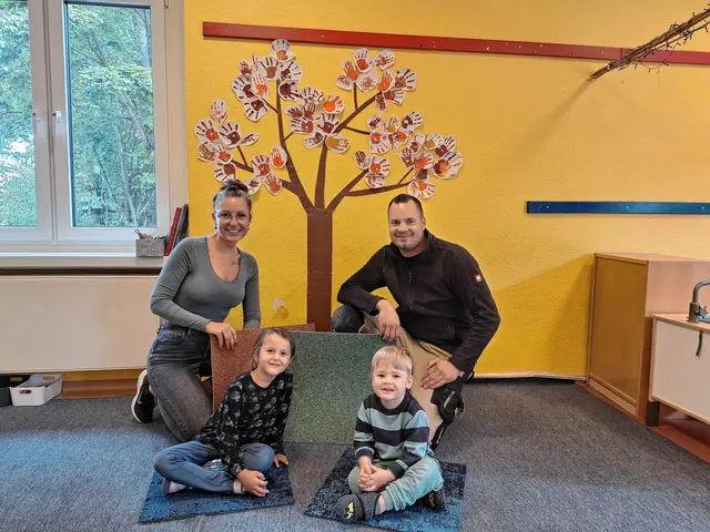 Ob beim Spielen oder bei kleinen Projekten, die 
Teppichfliesen finden täglich Einsatz: Die Kita Am Papenbusch bedankt sich herzlich bei der Firma 
Parkett Fuhrmann für die großzügige Spende. Im Kita-Alltag kommen die Fliesen zum Einsatz. Die 
Spende ist nicht nur praktisch, sie schafft eine gemütliche Atmosphäre im Sitzkreis, bietet jedem 
Kind seinen eigenen Platz und bereichert das gemeinsame Miteinander im Gruppenraum.
Foto: Monika Mielniczuk/Stadt Mende