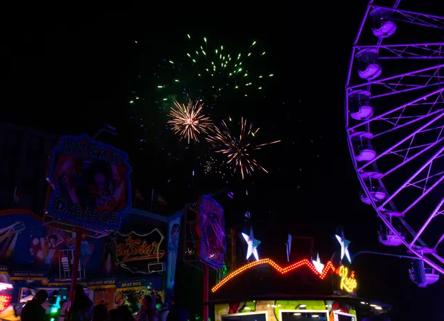 Um kurz vor 21 Uhr am Freitagabend wurde die Kirmesmusik leiser gedreht und das Licht gedimmt, damit alle Besucher das Eröffnungsfeuerwerk genießen konnten | Foto: Stefanie Vollenberg