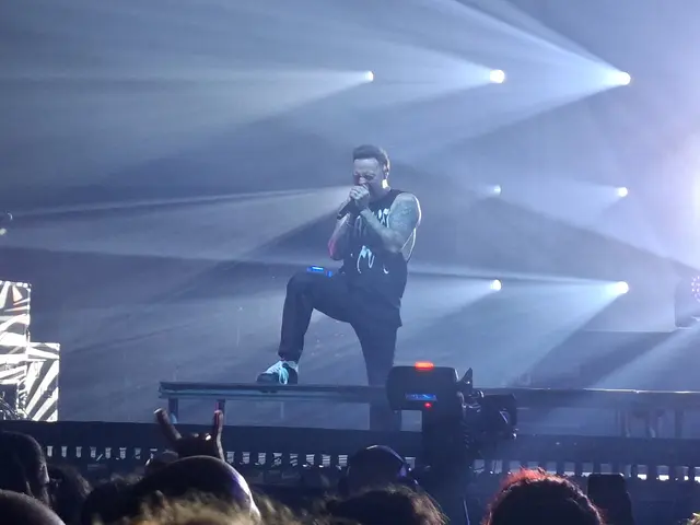 Am Samstag ging es in der Philipshalle (heißt heut glaub ich anders) in Düsseldorf ordentlich ab. Die Metalcore-Kapelle Architects aus Großbritanien sorgten mit den Vorbands House Of Protection und Wage War für gute Stimmung.