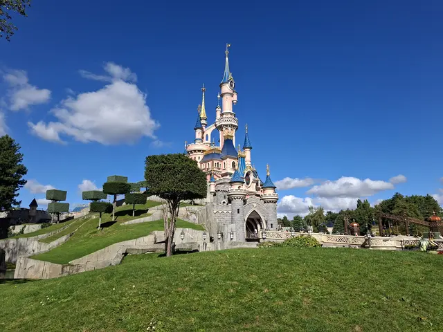 Das Disneyschloss im Disneyland Paris gilt als eines der schönsten Schlösser der Disneyparks. Es bietet 16 Türme, erzählt im Inneren die Geschichte von Dornröschen und hat sogar einen riesigen Drachen(Animatronic) im Keller. An manchen Türmen krabbeln Schnecken der Schlossküche weg, die Farben des Schlosses sind so gewählt dass sie auch bei grauem Wetter auf Fotos gut aussehen und die eckigen Bäume links sollen die Noten der Dornröschen Filmmusik darstellen. Auf jeden Fall ein Schloss voller Geheimnisse und schnarchenden Ritterrüstungen. | Foto: Patrick Jost