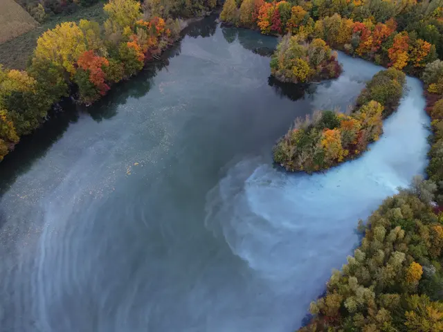 ...färbt das eingeleitete Grubenwasser den Teich türkis und es riecht nach Schwefel(wasserstoff).