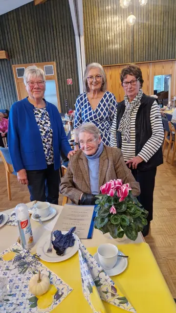 Mit einer stimmungsvollen Feier im Bodelschwinghhaus, bewährt musikalisch untermalt durch Thomas Weber ehrte der HBM  langjährige Mitglieder. Die Vorsitzende Ilona Schön (Bildmitte stehend)  konnte Gisela Bieker zu 50, Karin Feierabend zu 40 und Magdalena Kissing zu 20 Jahren Mitgliedschaft gratulieren. Die Jubilarinnen Monika Kissing und Marlies Rüther fehlten krankheitsbedingt. Foto: Brigitta Erdem