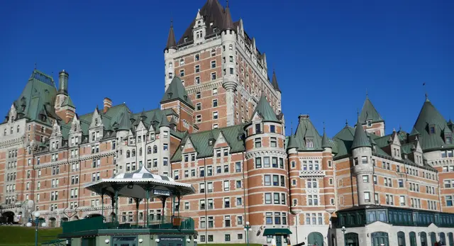 Das Hotel wurde von 1892 bis 1893 durch den Architekten Bruce Price als typisches Eisenbahnhotel für die Eisenbahngesellschaft Canadian Pacific Railway im Stil des Historismus (Neogotik- und Neorenaissance-Elemente) errichtet und gehörte zur Kette der Canadian Pacific Hotels – heute Fairmont Hotels and Resorts. 1943 fand hier die Quadrant-Konferenz statt.