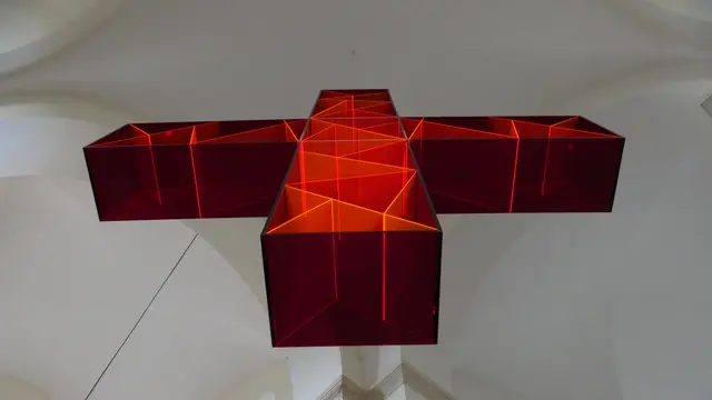 Lichtkreuz von Ludger Hinse in der Klosterkirche Münchenlohra (s. www.lichtwege2025.de)