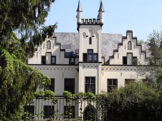 Haus Horst ist ein wasserumwehrter ehemaliger Rittersitz im Mönchengladbacher Stadtteil Giesenkirchen und liegt nur 1,7 Kilometer Luftlinie von Schloss Liedberg entfernt. Die Anlage steht seit dem 4. Dezember 1984 unter Denkmalschutz.