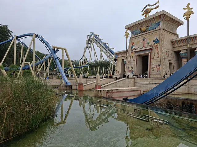 Mit der Achterbahn Oziris fährt man im französischen Parc Asterix durch den ägyptischen Themenbereich. Er erinnert an den Comic "Asterix und Kleopatra". | Foto: Patrick Jost