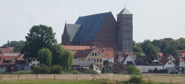 Der Dom in Verden – offiziell Dom St. Maria und Cäcilia – ist ein bedeutendes Kirchenbauwerk mit fast 1000-jähriger Geschichte und einem eindrucksvollen Mix aus romanischer und gotischer Architektur.