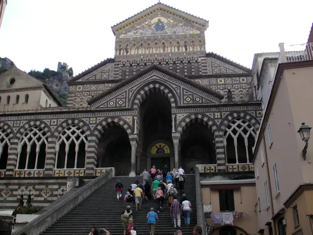 Der Dom von Amalfi – auch bekannt als Kathedrale Sant’Andrea – ist ein architektonisches Juwel an der Amalfiküste, das romanische, barocke und arabisch-byzantinische Elemente vereint.