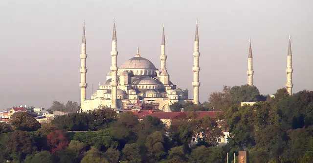 Die Blaue Moschee in Istanbul – offiziell Sultan-Ahmed-Moschee – ist ein Meisterwerk osmanischer Architektur und zählt zu den bedeutendsten Wahrzeichen der Stadt. 