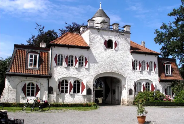 Gut Heimendahl in Kempen ist ein historischer Gutshof mit Wurzeln bis ins 14. Jahrhundert – heute bekannt für Kulturveranstaltungen, nachhaltige Landwirtschaft und das beliebte Mittelalterfest.