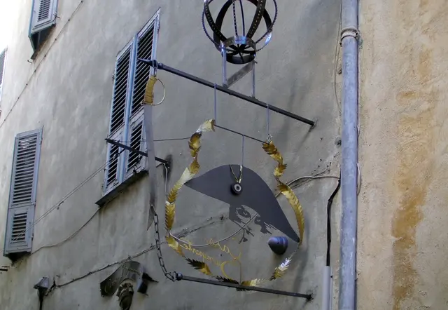 Napoleon Bonaparte wurde am 15. August 1769 im Maison Bonaparte in Ajaccio auf der Insel Korsika geboren. Das Gebäude ist heute ein Museum und zählt zu den wichtigsten historischen Sehenswürdigkeiten der Insel.