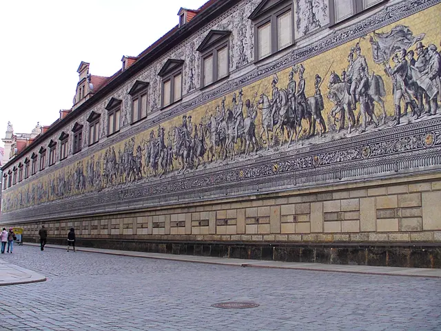 Der Fürstenzug in Dresden ist das größte Porzellanwandbild der Welt und zeigt die Herrscher des sächsischen Fürstenhauses Wettin in einem imposanten Reiterzug.