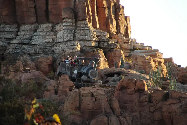 Die Achterbahn Big Thunder Mountain im Disneyland Paris fährt durch ein gigantisches Bergmassiv was sich auf der Insel eines Sees befindet. Dorthin gelangt der Geisterzug vom Festland durch Tunnel unter dem See. | Foto: Patrick Jost