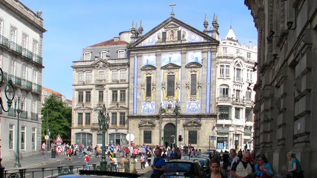 Die Kirche Santo António dos Congregados in Porto ist ein barockes Gotteshaus aus dem frühen 18. Jahrhundert, das sich direkt neben dem Bahnhof São Bento befindet. Sie ist bekannt für ihre kunstvolle Fassade und die Verehrung des heiligen Antonius.