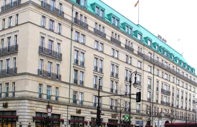 Das Hotel Adlon Kempinski Berlin ist eines der bekanntesten und luxuriösesten Hotels Deutschlands – direkt am Brandenburger Tor gelegen.