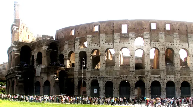 Das Kolosseum in Rom ist das größte je gebaute Amphitheater der Welt und ein Symbol der Macht des antiken Römischen Reiches. Es wurde zwischen 72 und 80 n. Chr. unter den Kaisern Vespasian und Titus errichtet.