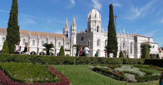 Das Kloster Belém in Lissabon – offiziell Mosteiro dos Jerónimos – ist ein UNESCO-Weltkulturerbe und eines der bedeutendsten Bauwerke Portugals. Es beeindruckt mit seiner manuelinischen Architektur und beherbergt die Gräber berühmter Persönlichkeiten wie Vasco da Gama.