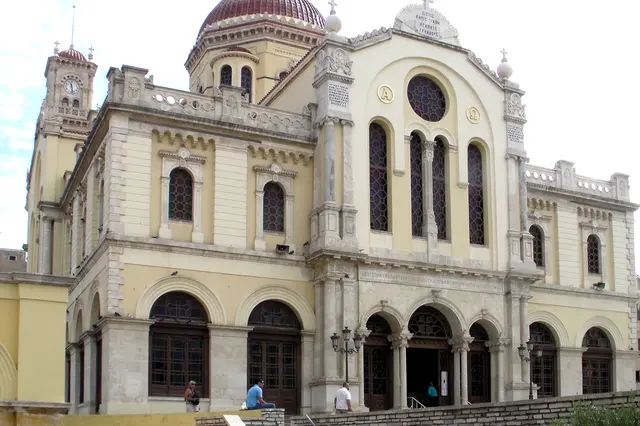Die Minas-Kathedrale in Heraklion ist die größte orthodoxe Kirche auf Kreta und eine der größten Kathedralen Griechenlands. Sie wurde 1895 fertiggestellt und ist dem Schutzpatron der Stadt, dem Heiligen Minas, gewidmet.