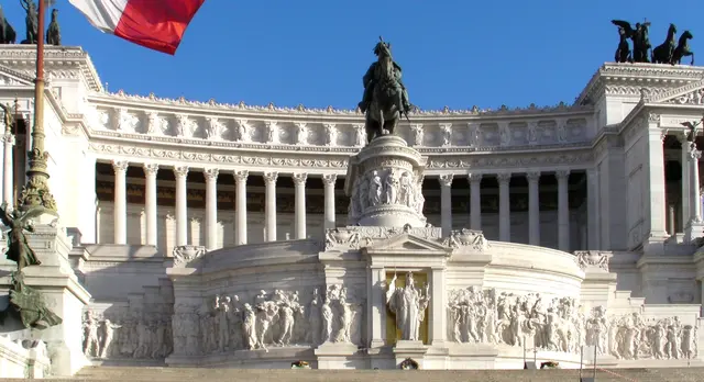 Das Monumento a Vittorio Emanuele II in Rom – auch bekannt als „Il Vittoriano“ oder „Altare della Patria“ – ist ein monumentales Nationaldenkmal zu Ehren des ersten Königs des vereinigten Italien. Es wurde zwischen 1885 und 1927 erbaut und zählt zu den imposantesten Bauwerken der Stadt.