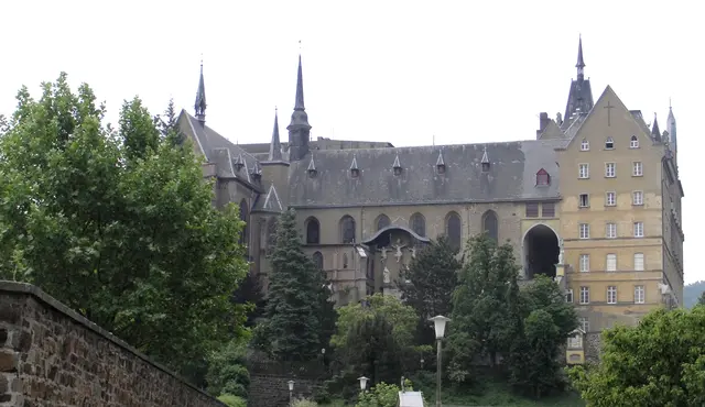 Bereits 1440 wurde der Kalvarienberg als Ort der Andacht erkannt, da ein Pilger eine Ähnlichkeit mit dem biblischen Golgatha sah. Eine Kapelle wurde errichtet, und der Ort entwickelte sich zu einer Pilgerstätte.