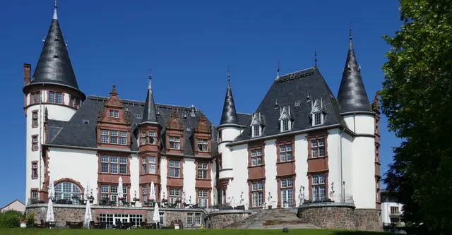 Schloss Klink ist ein historisches Schloss direkt am Ufer der Müritz in Mecklenburg-Vorpommern. Heute dient es als luxuriöses Hotel mit Wellnessbereich und ist ein beliebtes Ziel für Erholungssuchende und Romantikliebhaber.