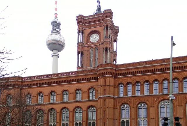 Das Rote Rathaus in Berlin ist das historische und repräsentative Amtshaus des Regierenden Bürgermeisters und ein architektonisches Wahrzeichen der Hauptstadt.