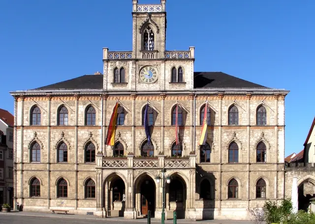 Das Rathaus Weimar ist ein neugotisches Wahrzeichen im Herzen der Stadt, das den Marktplatz mit seinem markanten Glockenturm und historischen Charme prägt.