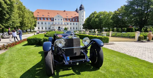 Schloss Fleesensee ist ein luxuriöses Schlosshotel in Göhren-Lebbin in der Mecklenburgischen Seenplatte – bekannt für seine historische Architektur, exklusive Wellnessangebote und erstklassige Gastronomie.