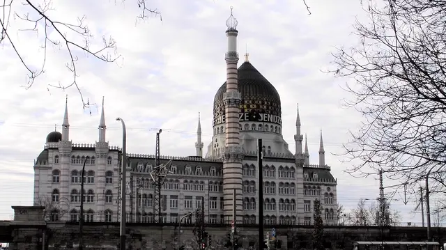 Die Yenidze ist eine markante ehemalige Zigarettenfabrik in Dresden, die heute als Bürogebäude und Kulturzentrum genutzt wird.