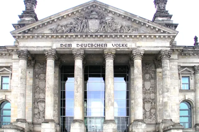Der Reichstag in Berlin ist das historische Parlamentsgebäude Deutschlands und Sitz des Deutschen Bundestages. Besonders bekannt ist er für seine moderne Glaskuppel, die ein Symbol für Transparenz in der Politik darstellt.