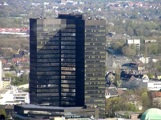 Das Rathaus Essen befindet sich am Porscheplatz 1 in der Innenstadt und ist das Verwaltungszentrum der Stadt Essen. Es ist eines der höchsten Rathäuser Deutschlands mit 106 Metern Höhe.