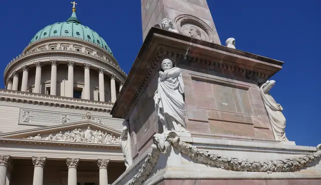 Die Nikolaikirche in Potsdam ist ein monumentaler klassizistischer Sakralbau am Alten Markt und eines der markantesten Wahrzeichen der Stadt. Sie wurde nach Plänen von Karl Friedrich Schinkel errichtet und prägt mit ihrer imposanten Kuppel das Stadtbild.