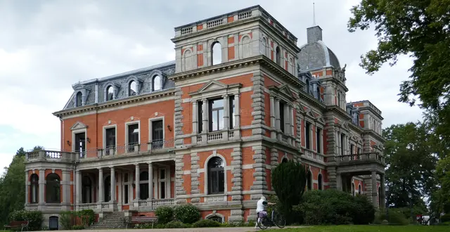 Schloss Etelsen ist ein historisches Schloss im Stil der Neorenaissance in Etelsen (Langwedel, Niedersachsen), das heute als Eventlocation und kulturelles Denkmal genutzt wird.
