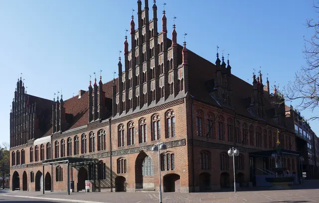 Das Alte Rathaus in Hannover liegt direkt neben der Marktkirche und zählt zu den ältesten und bedeutendsten Bauwerken der Stadt – ein Meisterwerk norddeutscher Backsteingotik.
