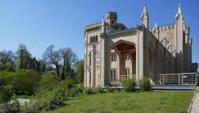 Schloss Babelsberg ist ein neugotisches Schloss in Potsdam, das ab 1833 als Sommerresidenz für Prinz Wilhelm (später Kaiser Wilhelm I.) und seine Frau Augusta erbaut wurde. Es liegt malerisch im Park Babelsberg direkt an der Havel.