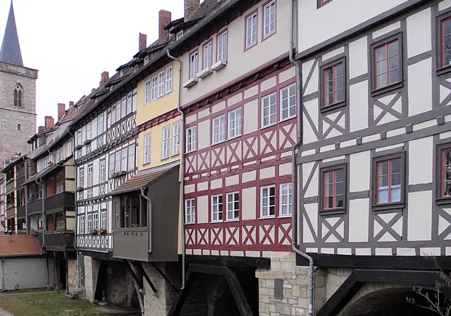 Die Krämerbrücke in Erfurt ist die längste durchgehend mit Häusern bebaute und bewohnte Brücke Europas – ein einzigartiges mittelalterliches Bauwerk und Wahrzeichen der Stadt.