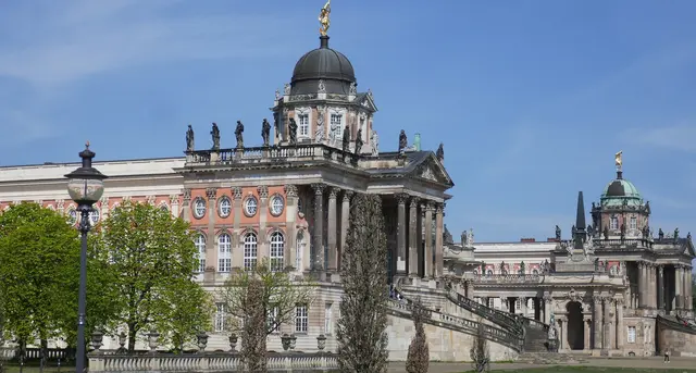 Der Campus Am Neuen Palais der Universität Potsdam liegt direkt im UNESCO-Welterbe Park Sanssouci und ist vor allem für die Geisteswissenschaften von zentraler Bedeutung.