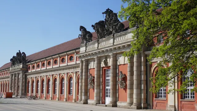 Der Reitpferdestall der Preußenkönige, 1685 als Orangerie gebaut, bekam seine heutige Gestalt im 18. Jahrhundert von Sanssouci-Baumeister Knobelsdorff. Seit 1981 residiert das Filmmuseum Potsdam im Marstall neben dem wiedererbauten Stadtschloss, heute Sitz des Brandenburger Landtags, in der Potsdamer Mitte.